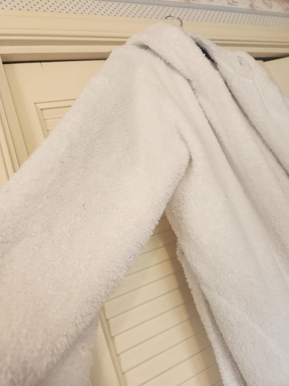 ME Makeover Essentials White  Teddy Hooded Robe - Picture 3 of 8